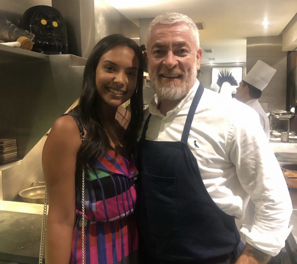 Foto da Camilli com o chef Allez Atala do restaurante DOM