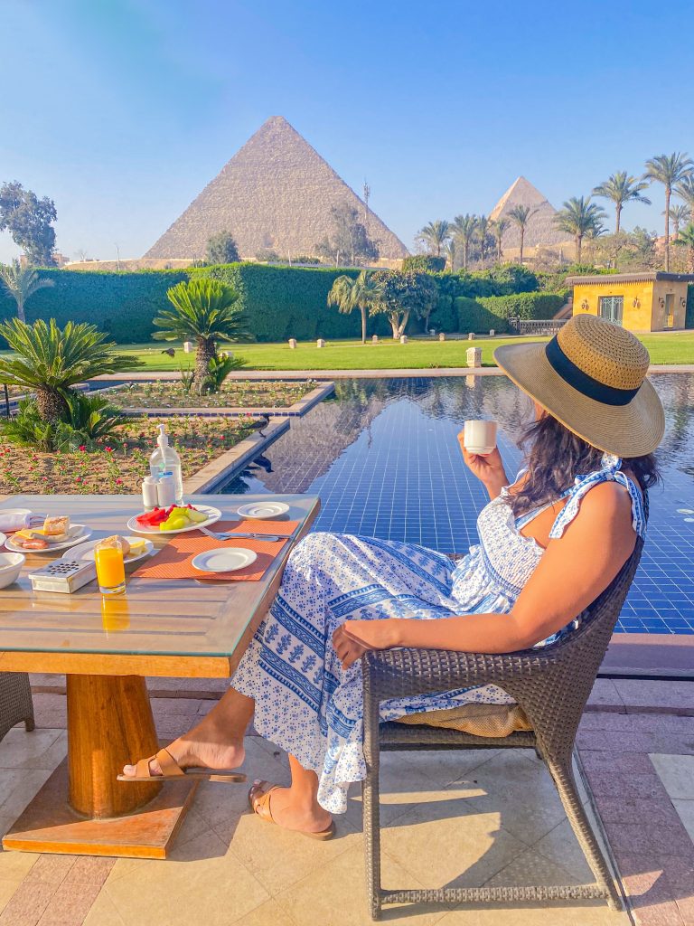 Foto da Camilli, de chapeu tomando cafe Samantha no Marriot Mena House Cairo