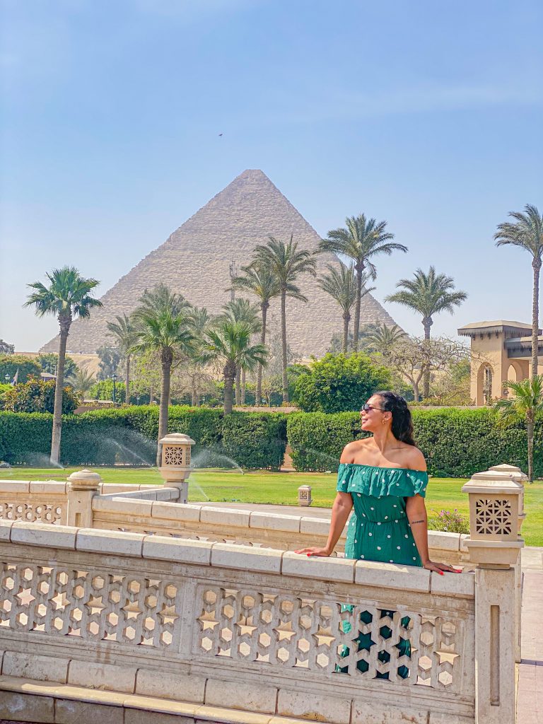Foto da Camilli em frente a piramide de Gize no Marriot Mena House Cairo