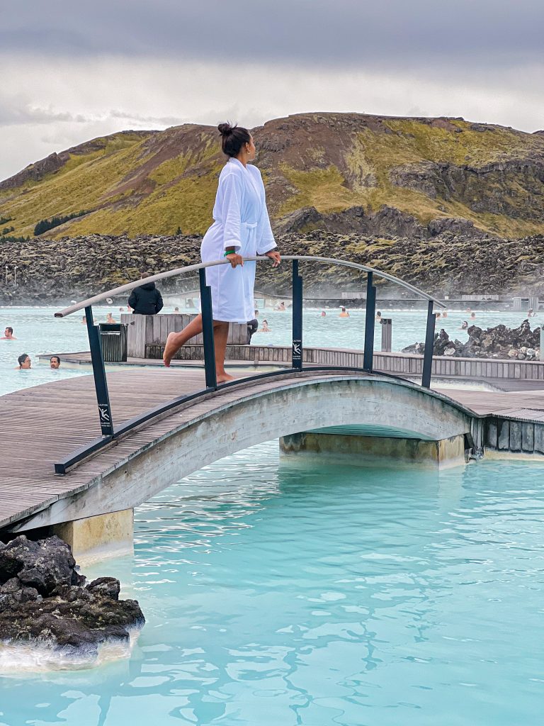 Foto da Camilli usando roupão na Blue Lagoon na Islândia 