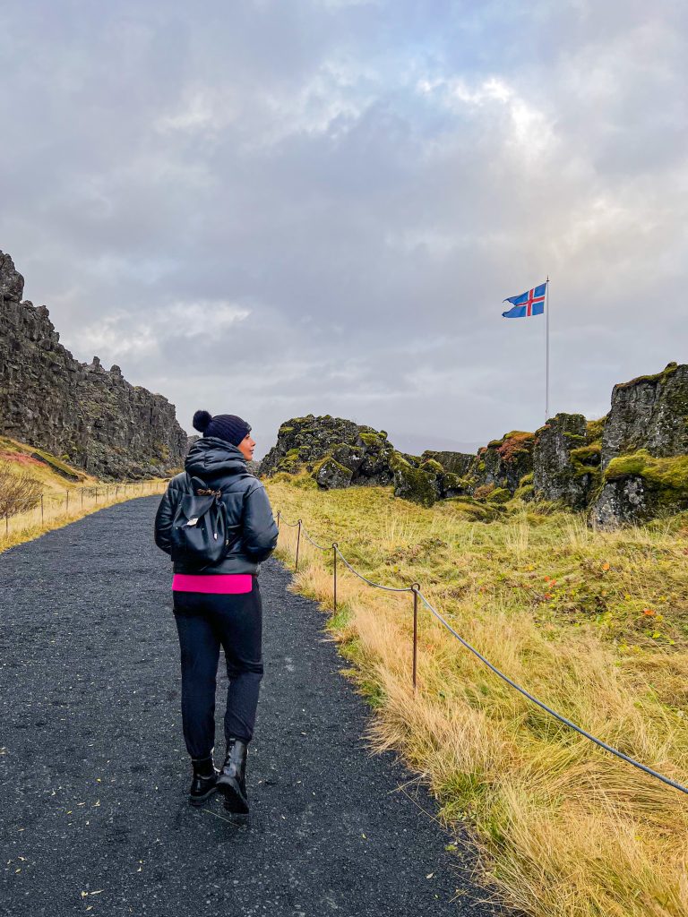 Foto da Camilli com jaqueta, calça e touca preta na Islândia no post quanto custa viajar Islândia 