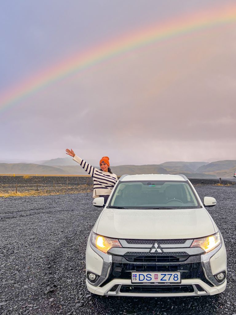 Foto da Camilli na janela de um carro branco no post quanto custa viajar Islândia 