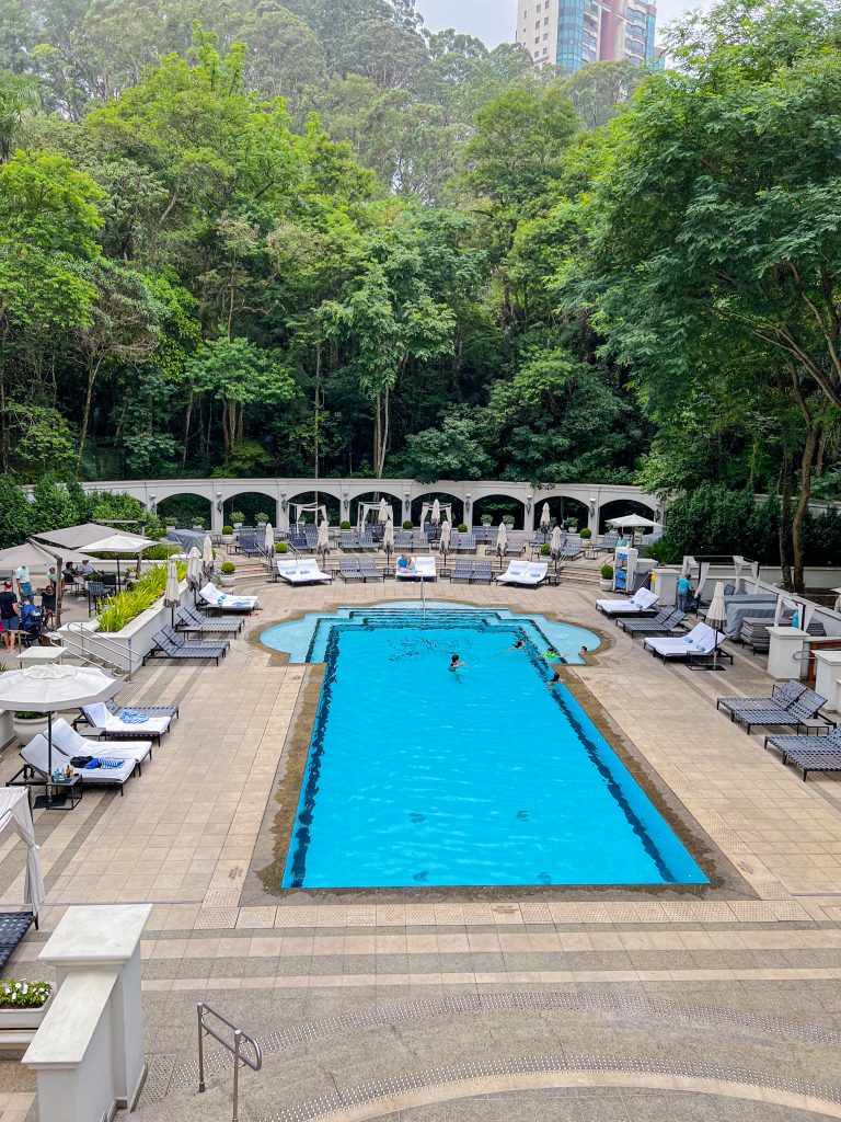 Foto da vista da piscina do brunch do Palácio Tangará 