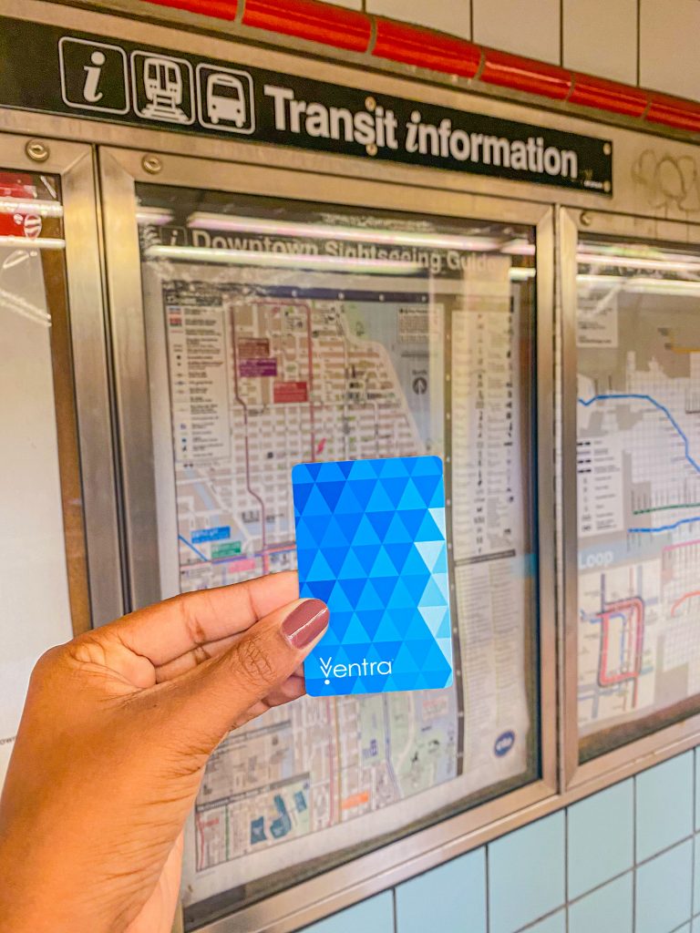 Foto do Ventre, cartão de metrô utilizado em Chicago, com o mapa do metrô no fundo.