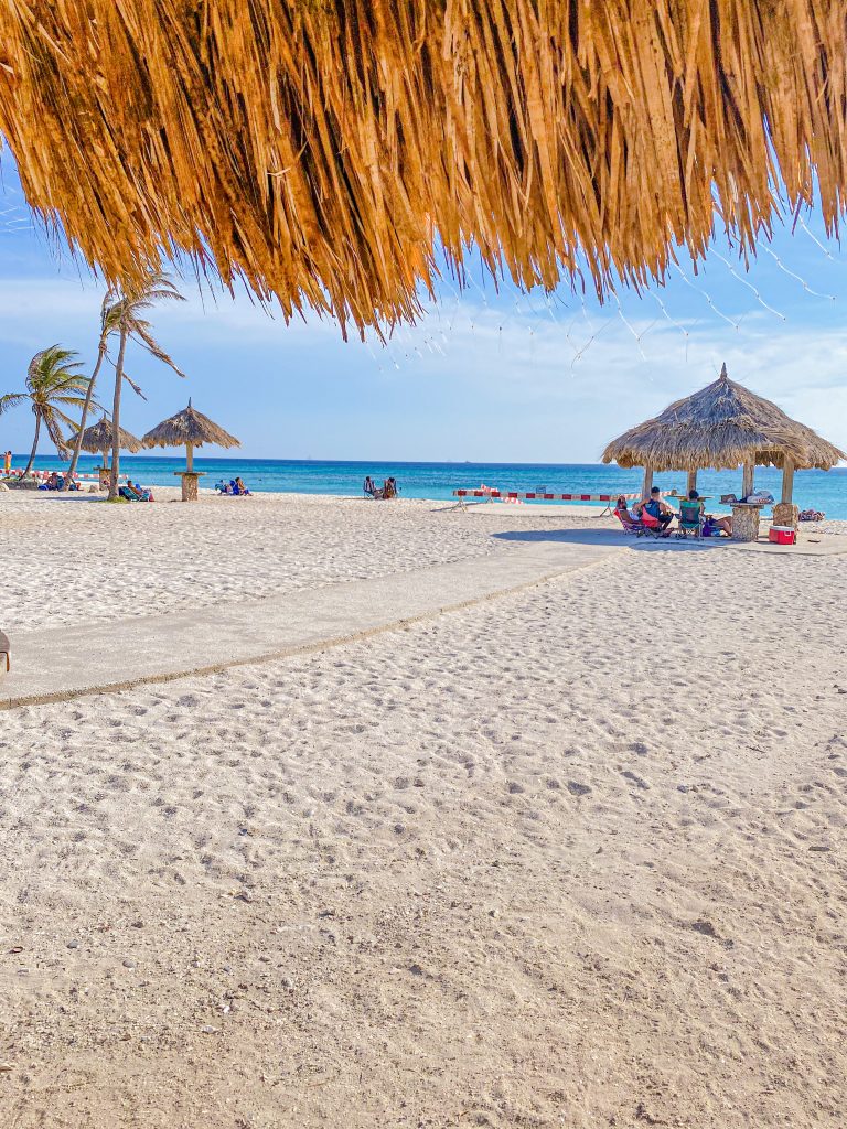 Foto da praia de Arashi em Aruba 