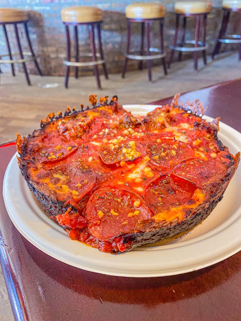 Foto de uma deep dish pizza de pepperoni no Pequods no post sobre onde e o que comer em Chicago