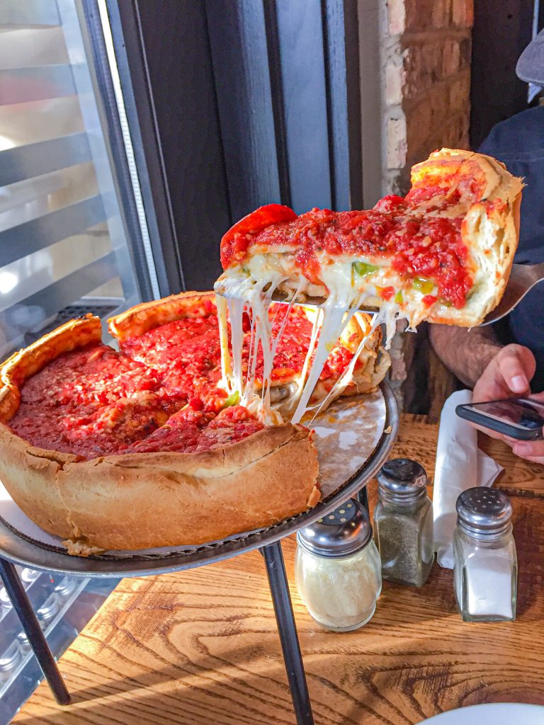 Foto de uma deep dish pizza de queijo e pimentão no post sobre onde e o que comer em Chicago