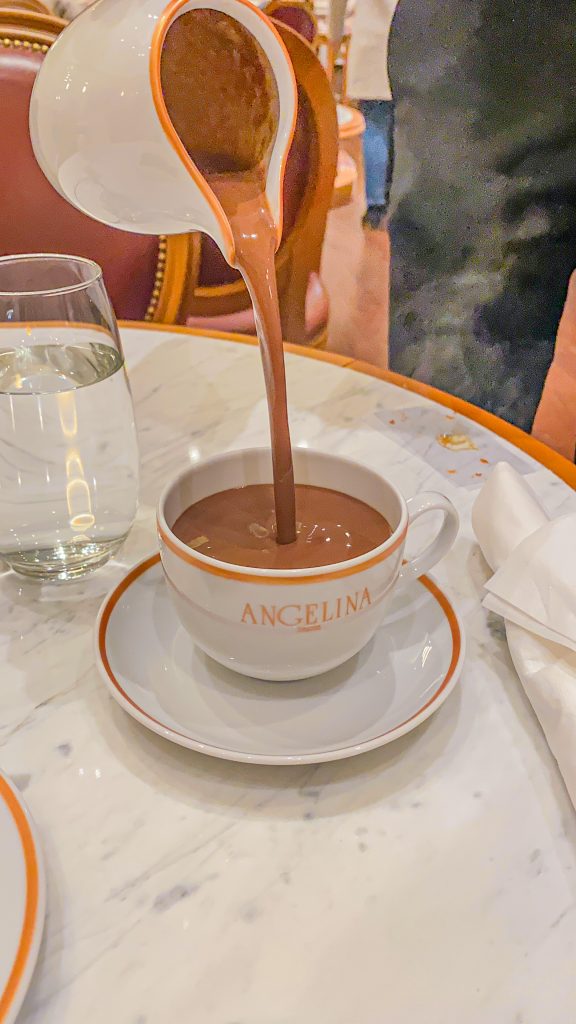 Foto de uma xícara com chocolate quente do Angelina Paris