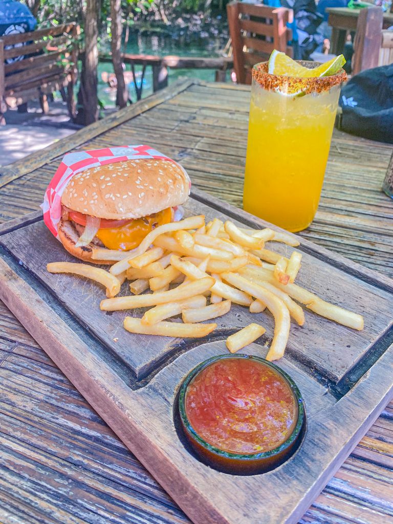 foto de um hambúrguer com fritas no post onde comer em Tulum 