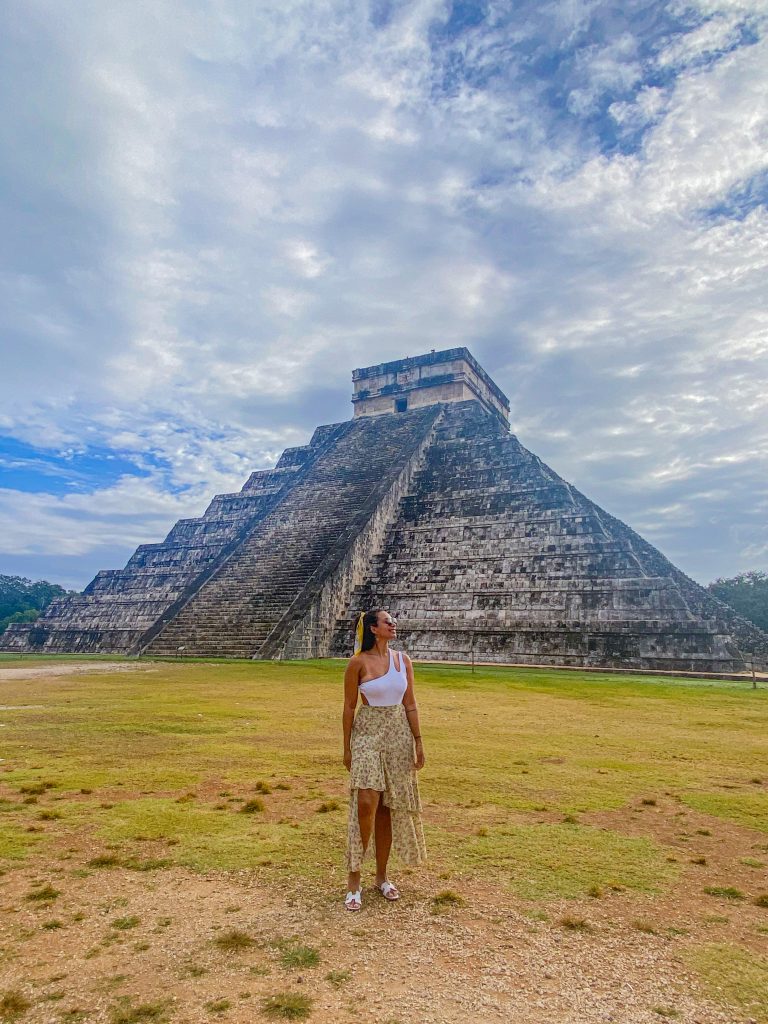Foto da Camilli na frente da pirâmide do Chichen Itza