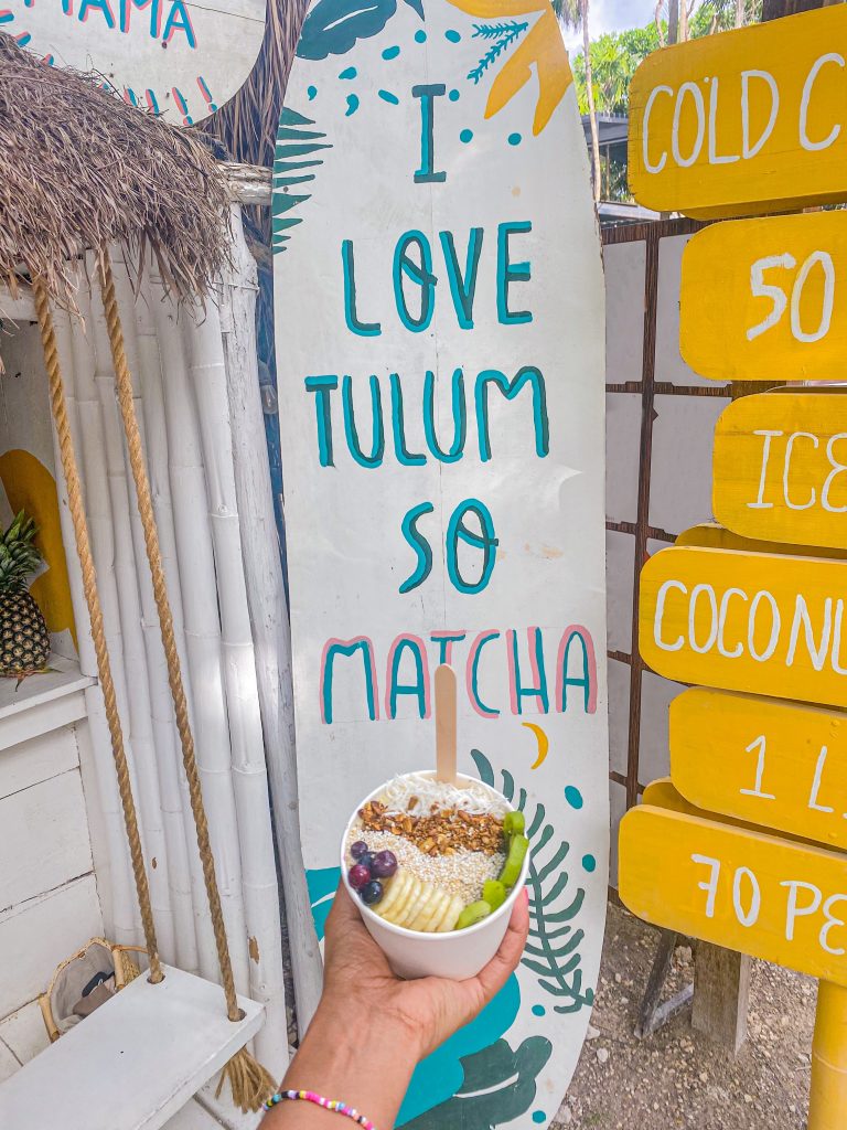foto de uma tijela de açaí no post onde comer em Tulum 