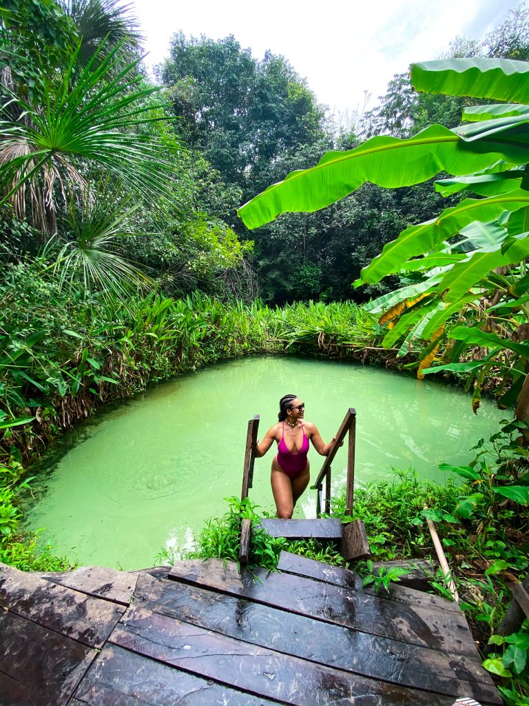 Foto da Camilli num fervedouro no post mala para o Jalapão 