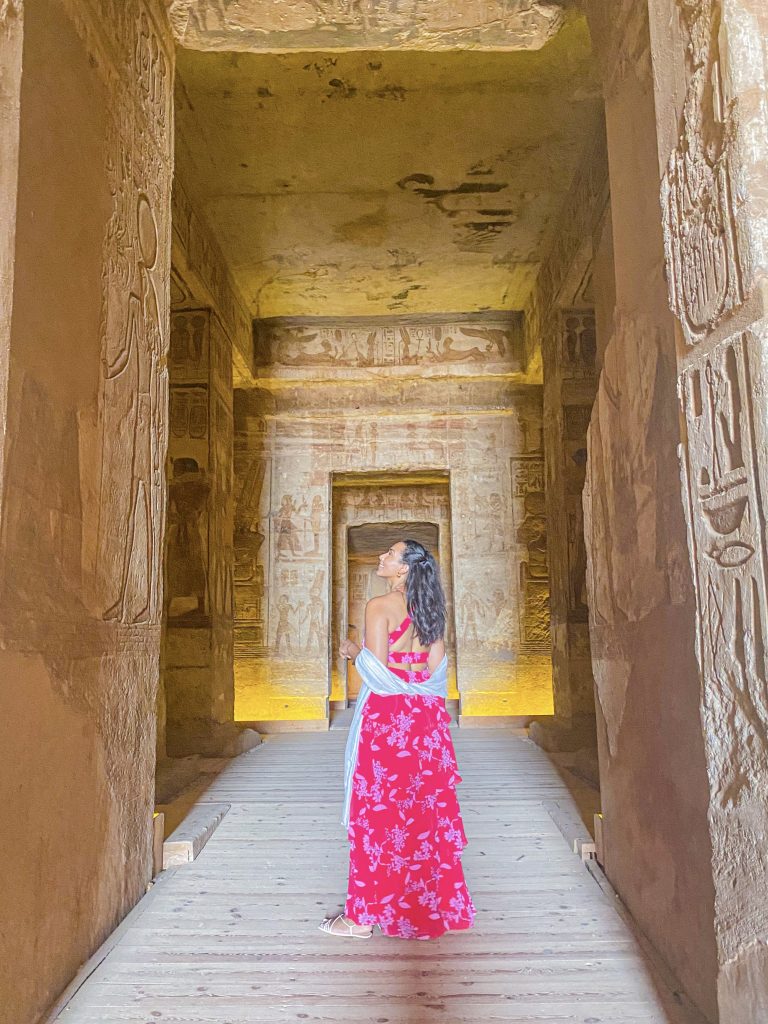 Foto da Camilli vestindo um vestido vermelho no post o que vestir Egito