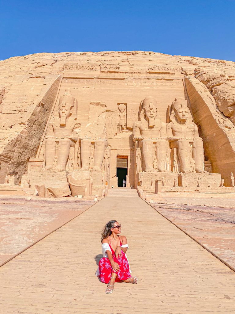 Foto da Camilli em frente ao templo de Abu Simbel no post sobre o Egito