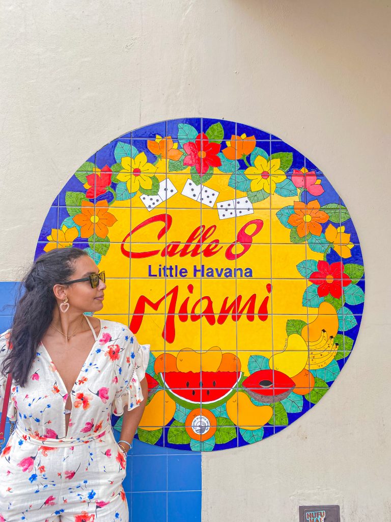 Foto da Camilli em frente a uma parede em Little Havana no post lugares instagramaveis Miami