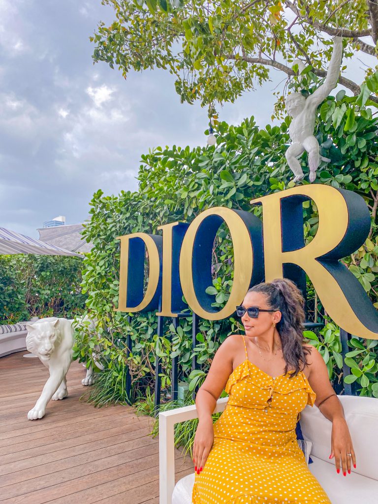 Foto da Camilli no café da Dior no post lugares instagramaveis Miami